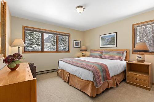 特柳赖德Riverside Condos B204 by AvantStay Condo Close To Downtown Town Park Ski Lift 8的一间卧室设有一张大床和两个窗户。
