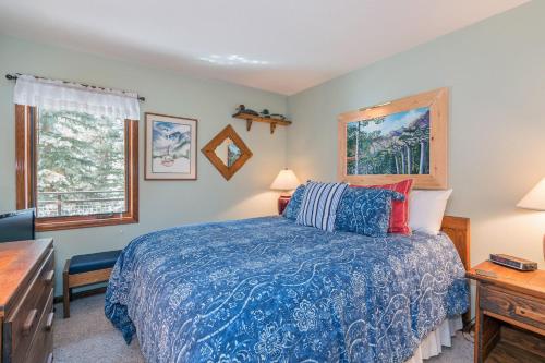 特柳赖德Ghostriders 5 by AvantStay 2 Bedroom Condo Near Main Street Hiking Skiing STR permit 3571的一间卧室配有一张床、一张书桌和一个窗户。