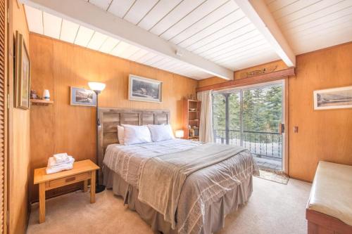 霍姆伍德Mahogany by AvantStay Snowbird Cabin w Full Chamberlands Access的一间卧室设有一张床和一个大窗户