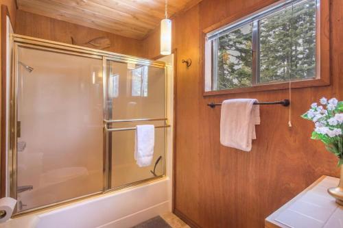 霍姆伍德Mahogany by AvantStay Snowbird Cabin w Full Chamberlands Access的带淋浴的浴室和玻璃门