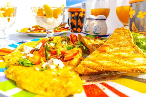 菲罗斯特法尼斯玛鲁拉别墅的包括烤面包和炒鸡蛋的早餐盘