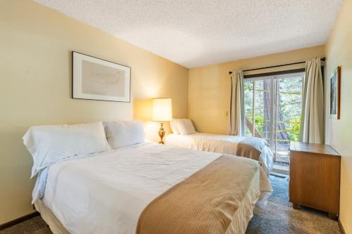 Dollar PointBig Dipper by AvantStay Cozy Tahoe City Condo Close To Everything的酒店客房设有两张床和窗户。