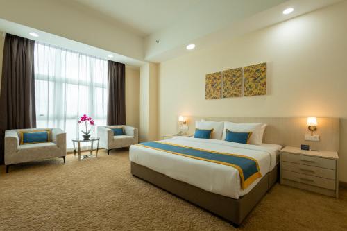 吉隆坡Zecon Hotel HPKK的酒店客房带一张大床和一把椅子