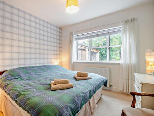 Southam2 Bed in Cheltenham 49336的一间卧室配有一张床,上面有两条毛巾