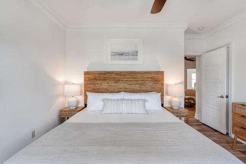 德斯坦Vitamin Sea by AvantStayMinutes from the beach的白色卧室配有一张带两盏灯的大床