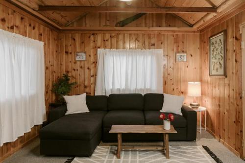 大熊湖2403 - Oak Knoll #4 cabin的客厅配有绿色沙发和桌子