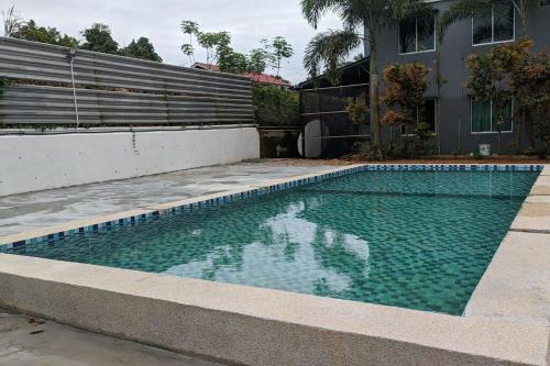瓜埠Bull & Bear Airport Hotel Langkawi的房屋前的游泳池