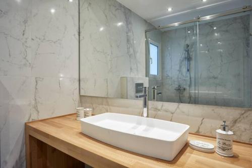 雅典GLAMOROUS APARTMENT IN KOLONAKI CENTER的浴室配有大型白色水槽和淋浴。