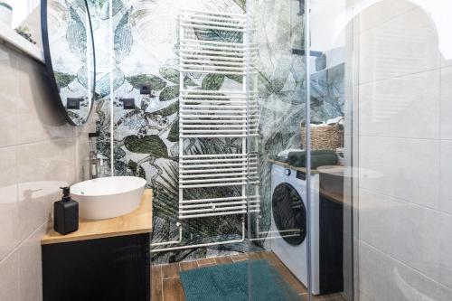 奥西耶克New Green Studio Apartment near Tvrđa的带淋浴的浴室配有洗衣机