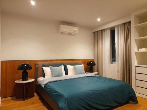 普吉镇Waterfront Suites Phuket by Centara NEW的一间卧室设有一张大床和一个窗户。