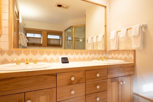 特柳赖德Sugarloaf by AvantStay Telluride Home In Great Location Near the Slopes的一间带两个盥洗盆和大镜子的浴室