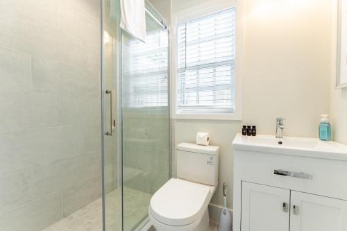 斯托克岛Paradise Point by AvantStay Golf Course Living的一间带卫生间和玻璃淋浴间的浴室