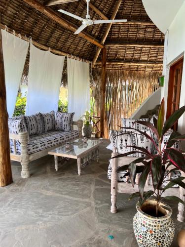 马林迪Cosy Cottage Marine Park at Malindi beach的客厅配有沙发和桌子