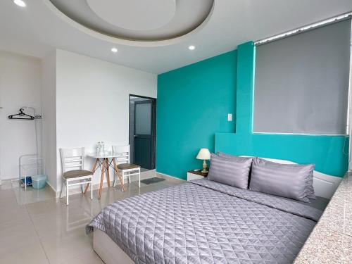 胡志明市Thắng Hà Hotel的一间卧室设有一张床和蓝色的墙壁