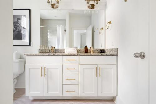 纳什维尔Hart Suite 16 by AvantStay Gorgeous Town House w Modern Amenities in Nashville的白色的浴室设有水槽和镜子