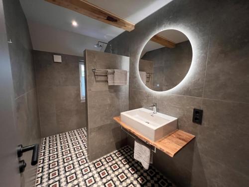 维林根Haus Bergquell App 7的一间带水槽和镜子的浴室