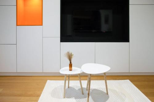 梅斯Le Verlaine的地毯上的白色桌子和两把椅子