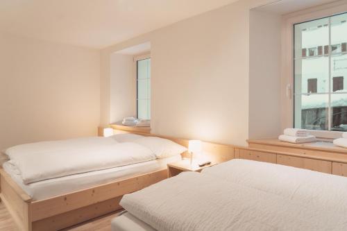 圣贝纳迪诺Lodge Brocco & Posta的一间卧室设有两张床和窗户。