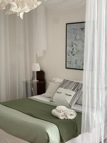 锡拉库扎Appartamenti di Casa VerbaVolant的一间卧室配有带毛巾的床
