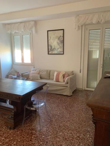 锡拉库扎Appartamenti di Casa VerbaVolant的客厅配有沙发和桌子