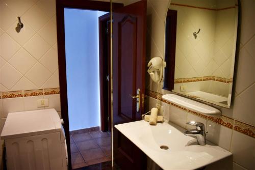 卡门港Playa Park 3的一间带水槽和镜子的浴室