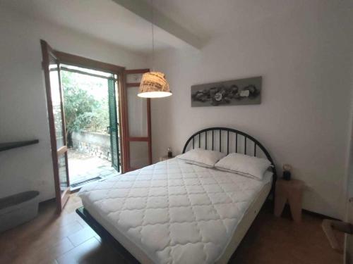 迪亚诺卡斯泰洛Casa Ulivo con Piscina的卧室设有一张白色大床和一扇窗户。