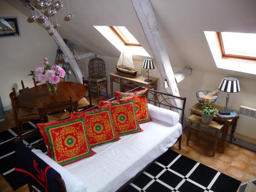 Chouzé-sur-LoireEscale de Loire Gîte的客厅配有带色彩缤纷枕头的白色沙发