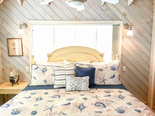 Staniel CaySea Smile的一间卧室配有一张带蓝白色枕头的大床