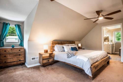 GertonHickory Nut Hideaway by AvantStay Mountain Views的一间卧室配有一张床和吊扇