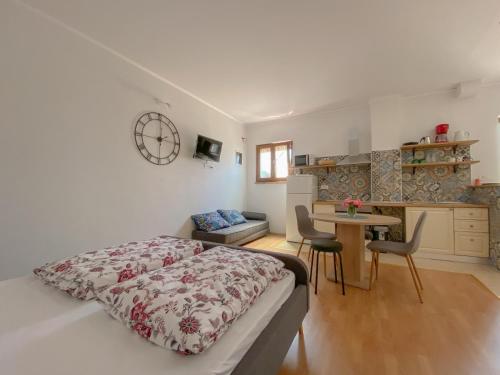 诺维格勒伊斯特拉Apartment Tomas的一间卧室配有一张床和一张桌子及椅子