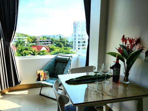 富国Mi Amor Luxury Island Apartment - 3 minutes to the beach的餐桌、酒杯和窗户