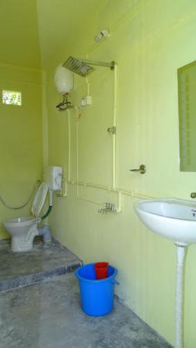帕西加特Nature's Hub Homestay Pasighat的一间带水槽和卫生间的浴室