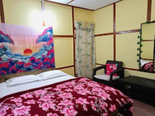 帕西加特Nature's Hub Homestay Pasighat的一间卧室配有一张带粉色毯子的大床