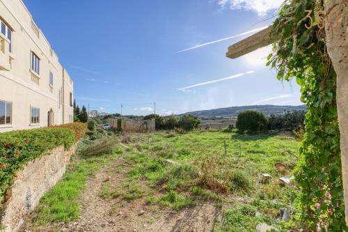 MġarrA charming home in the quaint village of Imgarr by 360 Estates的建筑物旁的场地景观