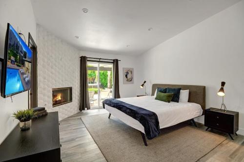棕榈泉Catalina by AvantStay Fully Remodeled Palm Springs Haven Pool Permit3432的一间带大床和电视的卧室