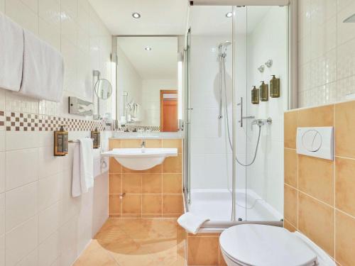 巴特迪克海姆巴特迪克海姆美居酒店的带淋浴、卫生间和盥洗盆的浴室