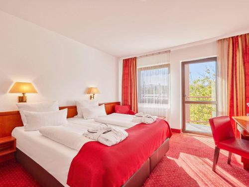 巴特迪克海姆巴特迪克海姆美居酒店的酒店客房设有两张床和窗户。