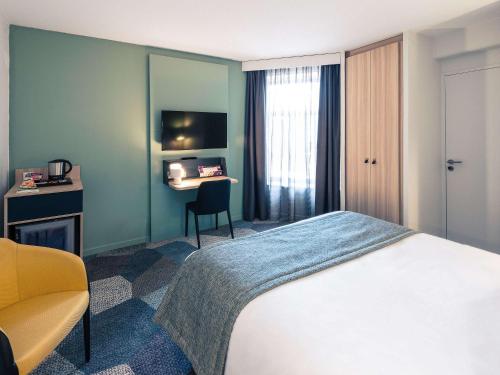 泰昂维Hôtel Mercure Thionville Centre Porte du Luxembourg的配有一张床和一张书桌的酒店客房