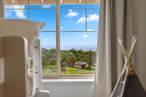 WaianaeLealea by AvantStay Ocean Mountain Views的一间卧室设有海景窗户