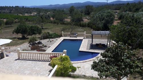 卡斯特利翁-德拉普拉纳Casa Rural Girasoles Calig REF. 046的享有庭院游泳池的顶部景色