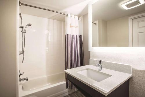 克利尔沃特拉昆塔套房酒店 - 南克利尔沃特的浴室配有水槽、淋浴和浴缸。