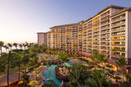 拉海纳Hyatt Vacation Club at Ka'anapali Beach的享有带游泳池的度假村的空中景致