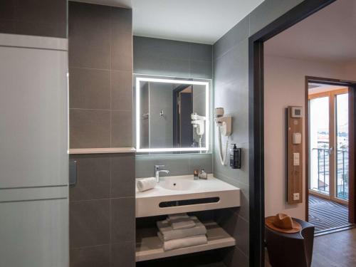 阿雅克修ibis Styles Ajaccio Napoleon的一间带水槽和镜子的浴室