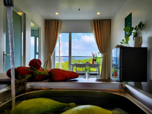 富国Mi Amor Luxury Island Apartment - 3 minutes to the beach的带水槽的厨房,享有窗户的景色