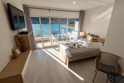 格雷巴蒂卡罗科假日公寓的一间卧室配有一张床,享有海景