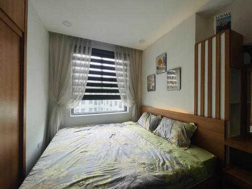 北宁LaLaHome Bắc Ninh的一间小卧室,配有一张带窗户的床