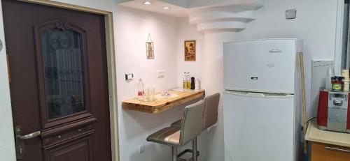 阿富拉RutSuite的厨房配有柜台和冰箱。