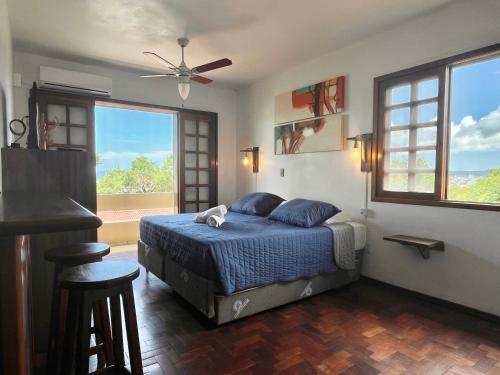 弗洛里亚诺波利斯Pousada Canajurê的一间卧室设有一张床和一个大窗户