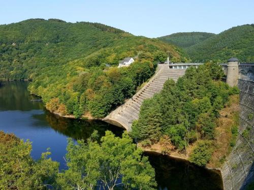 海姆巴赫Hostel Burg Hausen的山旁的河桥