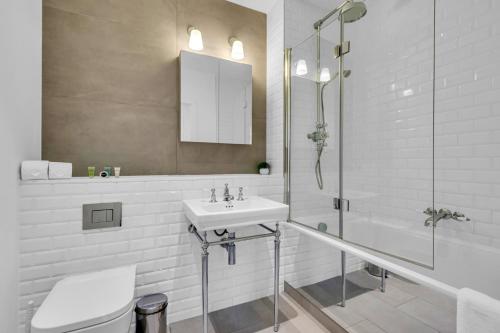 伦敦Regent's Park Serviced Apartments by MySquare的白色的浴室设有水槽和淋浴。